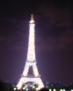 パリ　エッフェル塔　ライトアップ
